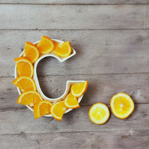 Hochwertige Vitamin-C-Supplements mit Kapseln, Tabletten, Pulver und Tropfen in verschiedenen Dosierungen für die tägliche Nahrungsergänzung und einen aktiven Lebensstil.